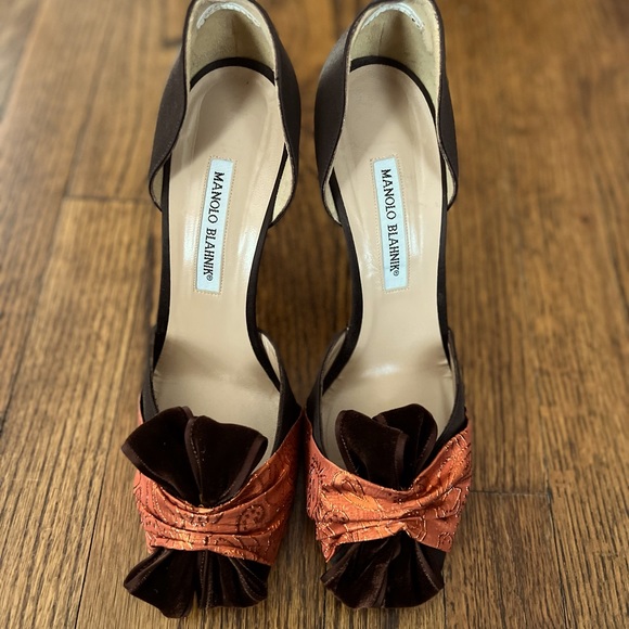 Manolo Blahnik ONE OF A KIND! 4” Chocolate Satin/Velvet Stiletto with Red Heel. - Picture 2 of 6
